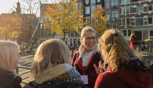 Amsterdamliebe Tourguide Theresa bei einer kulturellen Stadtführung durch Amsterdam