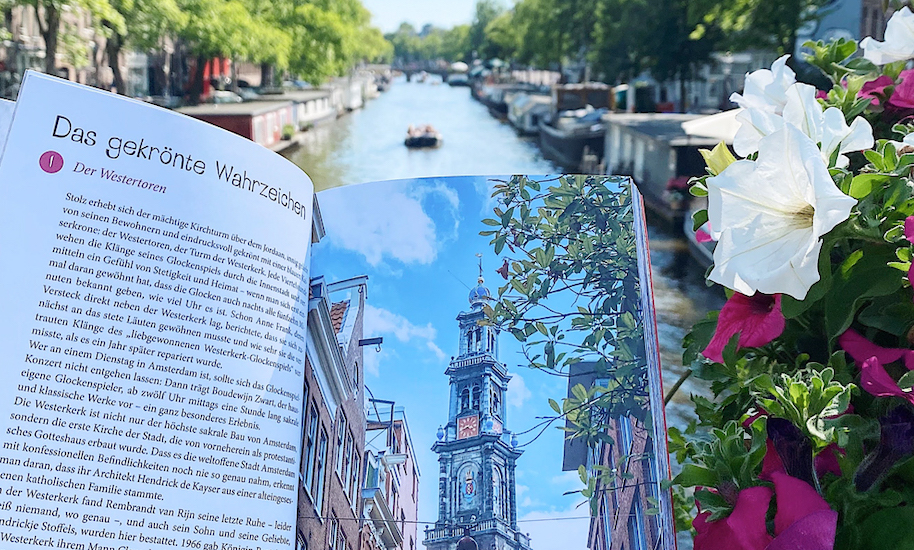 Point de repère Westerkerk dans le livre des lieux heureux d'Amsterdam, devant un canal